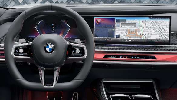 Voznik upravlja osrednji prikazovalnik v BMW Voznik upravlja osrednji prikazovalnik v BMW prek funkcije na dotik
