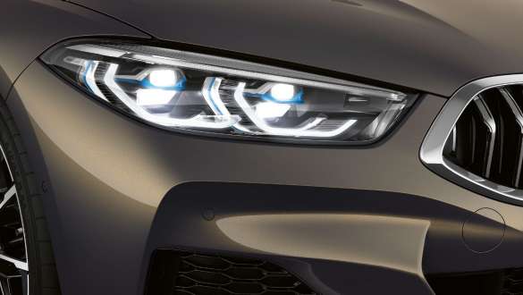 BMW M850i xDrive v kovinskem odtenku Dravit Grey, levo laserske luči BMW. BMW M850i xDrive v kovinskem odtenku Dravit Grey, levo laserske luči BMW.