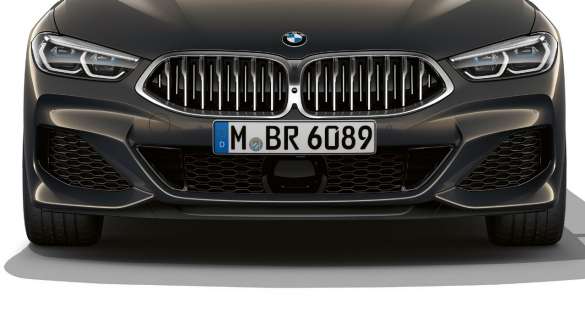 BMW M850i xDrive v kovinskem odtenku Dravit Grey, sprednji odbijač. BMW M850i xDrive v kovinskem odtenku Dravit Grey, sprednji odbijač.