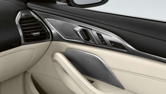 BMW M850i xDrive v kovinskem odtenku Dravit Grey, zvočni sistem s prostorskim zvokom Bowers & Wilkins Diamond. BMW M850i xDrive v kovinskem odtenku Dravit Grey, zvočni sistem s prostorskim zvokom Bowers & Wilkins Diamond.