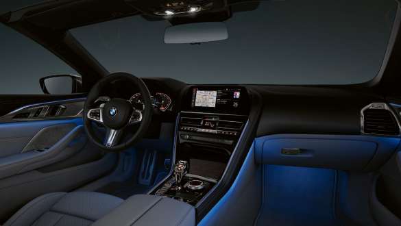 BMW M850i xDrive v kovinskem odtenku Dravit Grey, ambientalna razsvetljava. BMW M850i xDrive v kovinskem odtenku Dravit Grey, ambientalna razsvetljava.