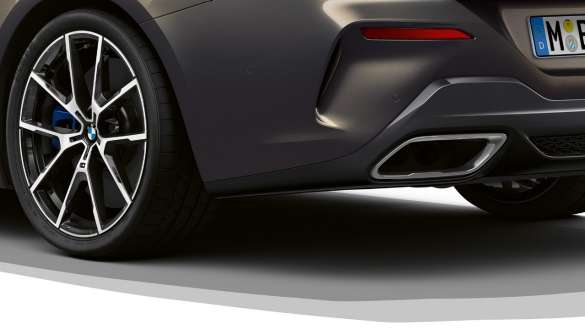 BMW M850i xDrive v kovinskem odtenku Dravit Grey, pogled od zadaj, športni diferencial M. BMW M850i xDrive v kovinskem odtenku Dravit Grey, pogled od zadaj, športni diferencial M.