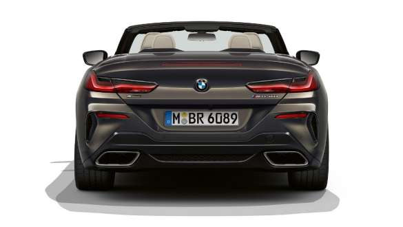 BMW M850i xDrive v kovinskem odtenku Dravit Grey, pogled od zadaj, športni izpušni sistem. BMW M850i xDrive v kovinskem odtenku Dravit Grey, pogled od zadaj, športni izpušni sistem.