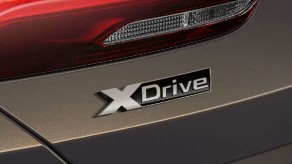 BMW M850i xDrive v kovinskem odtenku Dravit Grey, logotip xDrive. BMW M850i xDrive v kovinskem odtenku Dravit Grey, logotip xDrive.