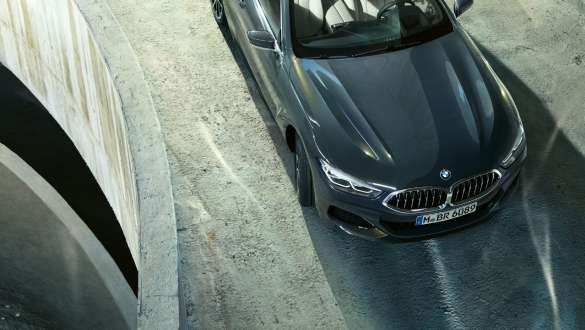 BMW M850i xDrive v kovinskem odtenku Dravit Grey, med vožnjo iz ptičje perspektive, Integral Active Steering. BMW M850i xDrive v kovinskem odtenku Dravit Grey, med vožnjo iz ptičje perspektive, Integral Active Steering.