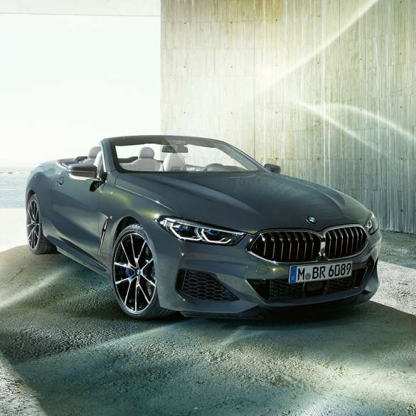 BMW M850i xDrive v kovinskem odtenku Dravit Grey, tričetrtinski pogled od spredaj levo. BMW M850i xDrive v kovinskem odtenku Dravit Grey, tričetrtinski pogled od spredaj levo.