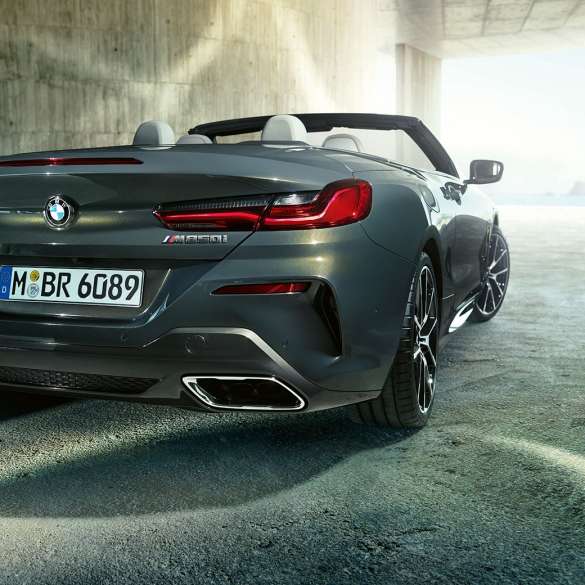 BMW M850i xDrive v kovinskem odtenku Dravit Grey, tričetrtinski pogled od zadaj desno. BMW M850i xDrive v kovinskem odtenku Dravit Grey, tričetrtinski pogled od zadaj desno.