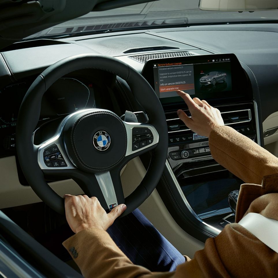 BMW M850i xDrive, voznik pri upravljanju BMW Live Cockpit Professional na dotik. BMW M850i xDrive, voznik pri upravljanju BMW Live Cockpit Professional na dotik.
