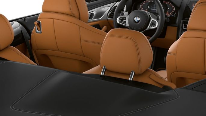 BMW M850i xDrive, notranjost z odprto mehko streho. BMW M850i xDrive, notranjost z odprto mehko streho.