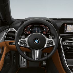 BMW M850i xDrive, večfunkcijski usnjeni volan M s prestavnima ročicama. BMW M850i xDrive, večfunkcijski usnjeni volan M s prestavnima ročicama.