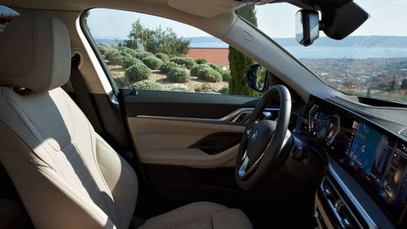 BMW i4, G26, 2021, prednja sedeža BMW i4, G26, 2021, notranjost, prednja sedeža