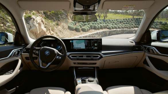 BMW i4, G26 2021, kokpit BMW i4, G26 2021, pogled notranjosti, kokpit