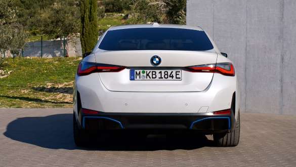 BMW i4 eDrive40, G26, 2021, pogled od zadaj med parkiranjem BMW i4 eDrive40, G26, 2021, barva Mineral White, pogled od zadaj med parkiranjem