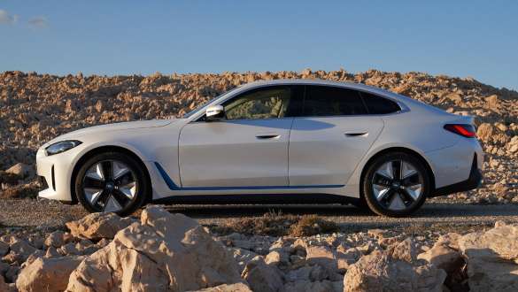 BMW i4 eDrive40, G26, 2021, stranski pogled, brezpotje BMW i4 eDrive40, G26, 2021, barva Mineral White, stranski pogled, brezpotje