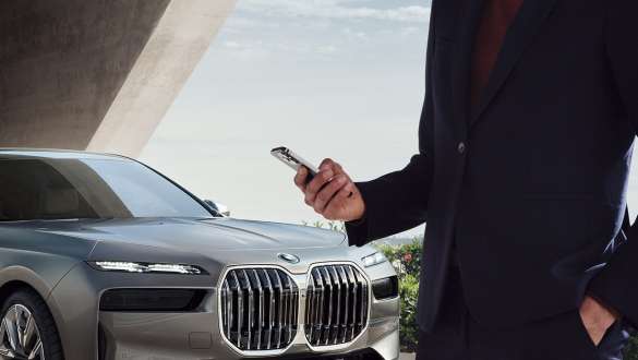 BMW i7 Limuzina, G70, Digital Key Plus BMW i7 Limuzina, G70, Digital Key Plus, pametni telefon pred vrati vozila