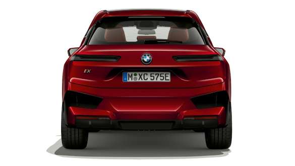 BMW iX, i20, električni SUV, pogled od zadaj BMW iX, električni SUV, barva Aventurin Red, i20, pogled od zadaj