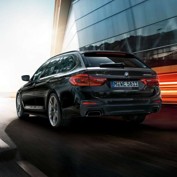 Oblika zunanjosti BMW M550d xDrive Touring Oblika zunanjosti BMW M550d xDrive Touring G31, kovinska barva Azurite Black, tričetrtinski pogled od zadaj, BMW M550d Touring, poudarki