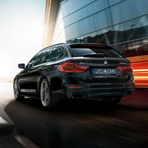Tričetrtinski pogled od zadaj BMW M550d xDrive Touring BMW M550d xDrive Touring G31, kovinska barva Azurite Black, tričetrtinski pogled od zadaj