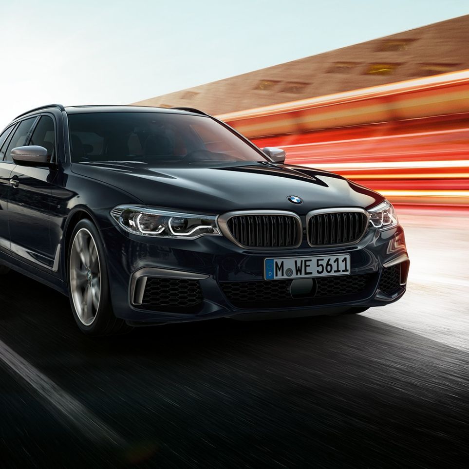 Ledvička BMW pri BMW M550d xDrive Touring Ledvička BMW pri BMW M550d xDrive Touring G31, kovinska barva Azurite Black, bližnji pogled od spredaj