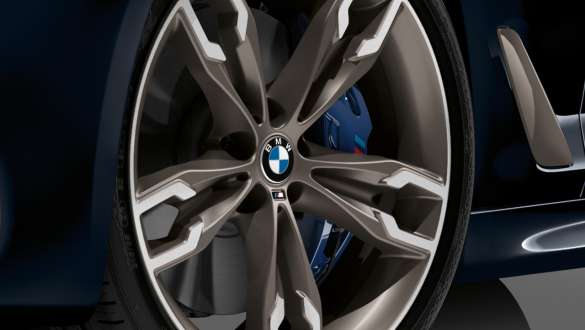 M-športne zavore pri BMW M550d xDrive Touring M-športne zavore pri BMW M550d xDrive Touring G31, kovinska barva Azurite Black, bližnji pogled na kolo