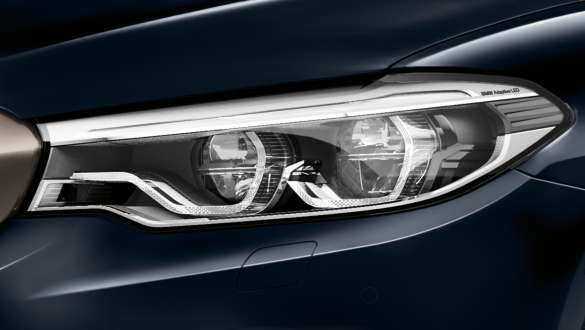 Prilagodljivi LED-žarometi BMW M550d xDrive Touring Prilagodljivi LED-žarometi BMW M550d xDrive Touring G31, kovinska barva Azurite Black, bližnji pogled na žaromet