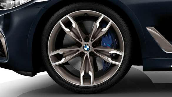 M lita alu. platišča Double-spoke 664 M pri BMW M550d xDrive Touring M lita alu. platišča Double-spoke 664 M pri BMW M550d xDrive Touring G31, kovinska barva Azurite Black, bližnji pogled na platišče