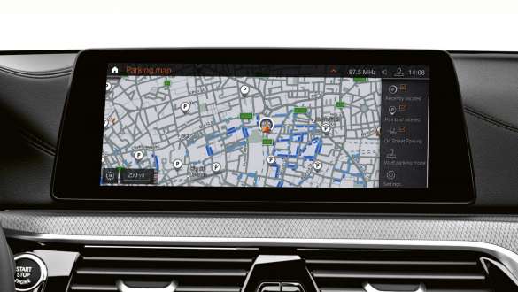 On-Street Parking Information v BMW M550d xDrive Touring On-Street Parking Information v BMW M550d xDrive Touring G31, kokpit