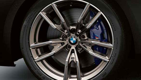 BMW M240i xDrive Coupé, G42, 2021, zavore M Sport z zavornimi sedli v kovinski barvi Dark Blue BMW M240i xDrive Coupé, G42, 2021, pogled od blizu na zavoro M Sport z zavornim sedlom v kovinski barvi Dark Blue