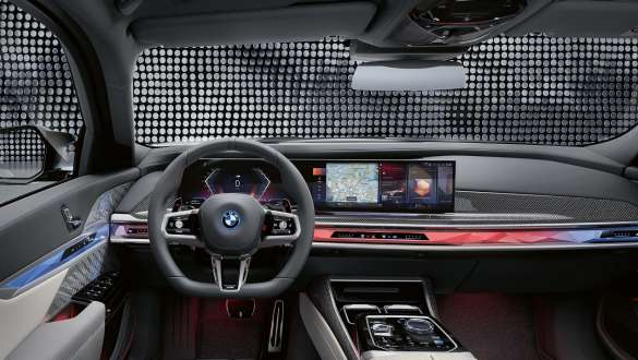 BMW M760e xDrive Limuzina, G70, kokpit BMW M760e xDrive Limuzina, G70, kokpit z M volanom, ukrivljenim zaslonom BMW in BMW Interaction Bar