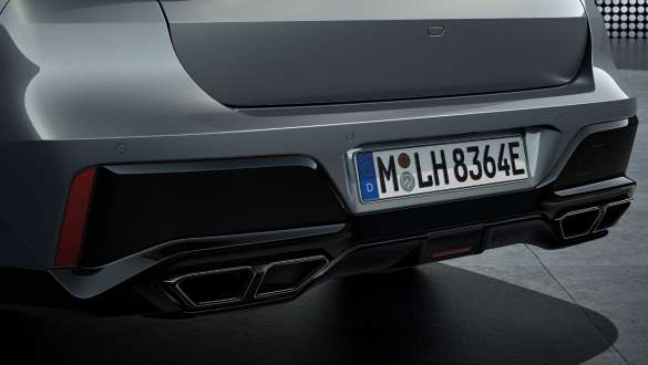 BMW M760e xDrive Limuzina, G70, oblika zadka z izpušnim sistemom BMW M760e xDrive Limuzina, G70, pogled od zadaj na izpušni sistem z videzom 4 zaključkov, dvobarvno lakiranje BMW Individual v kovinski barvi Black Sapphire, lakiranje BMW Individual v kovinski barvi Dravite Grey, pogled od blizu