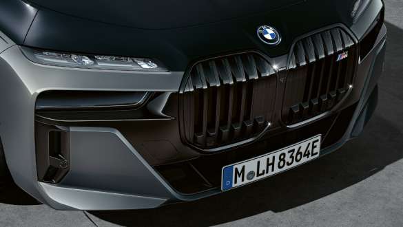 BMW M760e xDrive Limuzina, G70, kristalni žarometi BMW Iconic Glow BMW M760e xDrive Limuzina, G70, kristalni žarometi BMW Iconic Glow, dvobarvno lakiranje BMW Individual v kovinski barvi Black Sapphire, lakiranje BMW Individual v kovinski barvi Dravite Grey