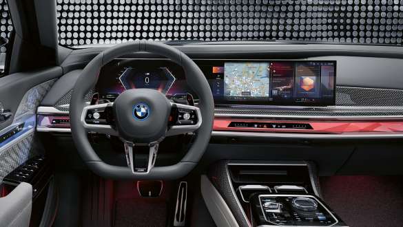 BMW M760e xDrive Limuzina, G70, funkcije, ki jih je mogoče rezervirati BMW M760e xDrive Limuzina, G70, funkcije, ki jih je mogoče rezervirati, pogled od blizu na zaslon