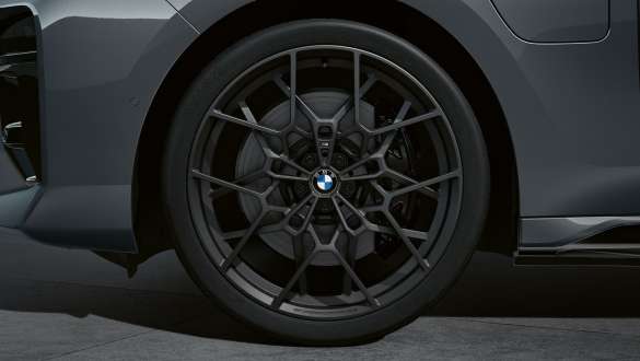 22" M Performance kovano platišče s križnimi kraki 912 M BMW M760e xDrive Limuzina G70 22-palčno kovano kolo M Performance Cross-spoke 912 M v Frozen Gunmetal Grey BMW M760e xDrive Limuzina G70