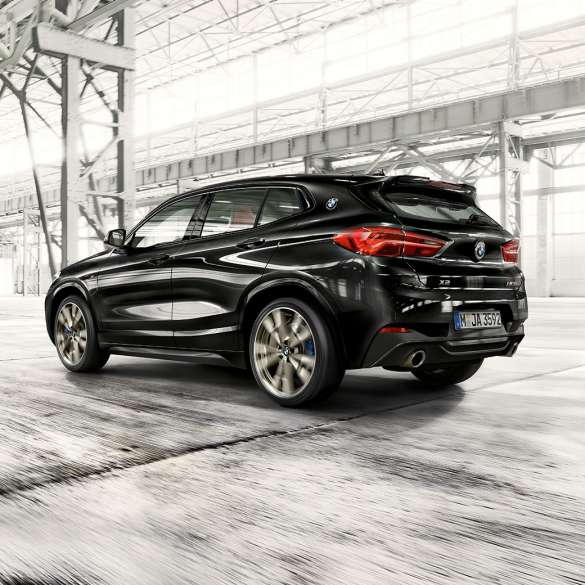 Vozna dinamika BMW X2 M35i Vozna dinamika BMW X2 M35i, kovinska barva Sapphire Black, F39 2018, tričetrtinski pogled od zadaj