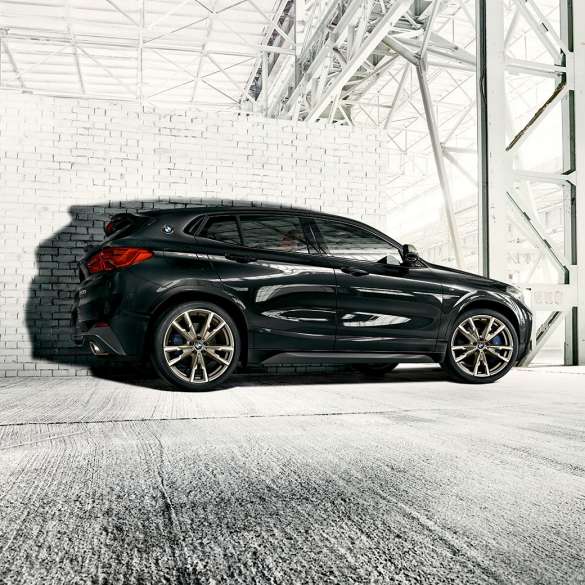 Zunanjost BMW X2 M35i Zunanjost BMW X2 M35i, kovinska barva Sapphire Black, F39, stranski pogled