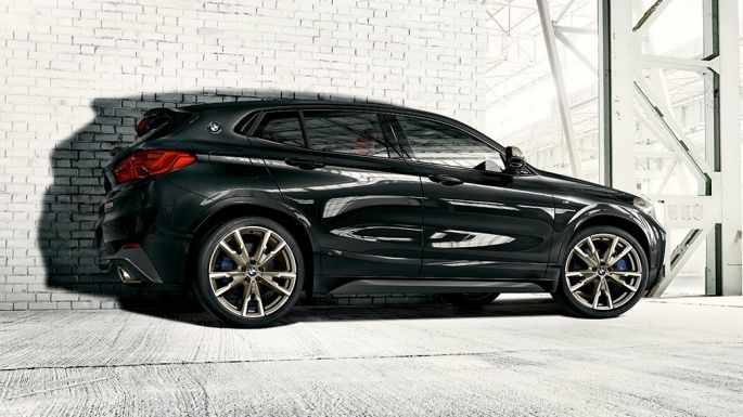 M-platišča iz lahke zlitine pri BMW X2 M35i M-platišča iz lahke zlitine pri BMW X2 M35i, kovinska barva Sapphire Black, F39, stranski pogled
