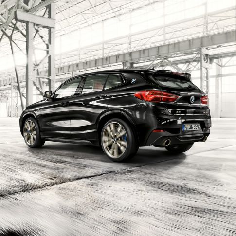 M zadnji spojler pri BMW X2 M35i M zadnji spojler pri BMW X2 M35i, kovinska barva Sapphire Black, F39, tričetrtinski pogled od spredaj