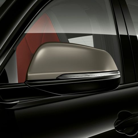 Pokrovi zunanjih ogledal pri BMW X2 M35i Pokrovi zunanjih ogledal v barvi Cerium Grey pri BMW X2 M35i, kovinska barva Sapphire Black, F39, zunanjost