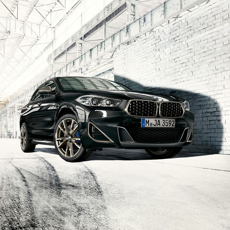 Dvojna ledvička pri BMW X2 M35i Dvojna ledvička pri BMW X2 M35i, kovinska barva Sapphire Black, F39, tričetrtinski pogled od spredaj