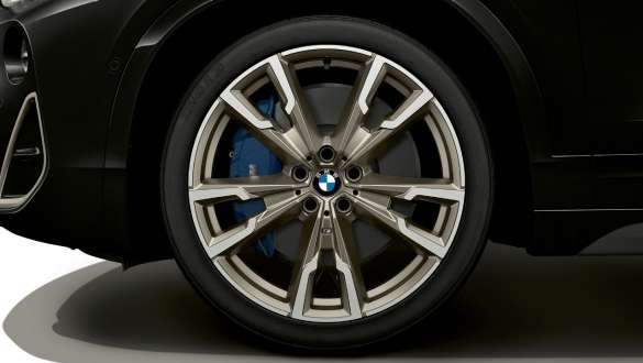 M športne zavore pri BMW X2 M35i M športne zavore pri BMW X2 M35i, kovinska barva Sapphire Black, bližnji pogled na kolo