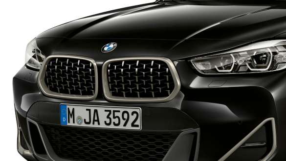 Dvojna ledvička pri BMW X2 M35i Dvojna ledvička BMW v barvi Cerium Grey pri BMW X2 M35i, kovinska barva Sapphire Black, F39, tričetrtinski pogled od spredaj