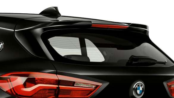 M zadnji spojler pri BMW X2 M35i M zadnji spojler pri BMW X2 M35i, kovinska barva Sapphire Black, F39, bližnji pogled od zadaj