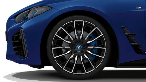 BMW i4 M50, G26, 2021, paket M Tehnology BMW i4 M50, G26, 2021, paket M Tehnology, lakiranje BMW Individual v kovinski barvi Frozen Portimao Blue, pogled od blizu na kolo