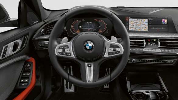 BMW M135i xDrive (F40), kokpit z M usnjenim volanom BMW M135i xDrive (F40), kokpit z M usnjenim volanom