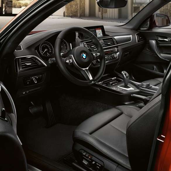 Kokpit BMW M240i Coupé Kokpit BMW M240i Coupé F22 2017, kovinska barva Sunset Orange, notranjost