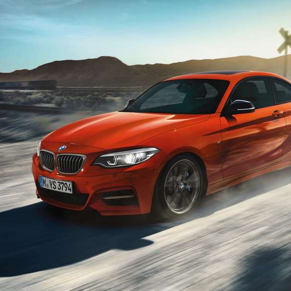 Oblika BMW M240i Coupé Oblika BMW M240i Coupé F22 2017, kovinska barva Sunset Orange, tričetrtinski pogled od spredaj