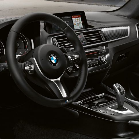 Kokpit BMW M240i Coupé Kokpit BMW M240i Coupé F22 2017, kovinska barva Sunset Orange, notranjost