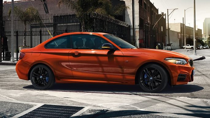 Oblika BMW M240i Coupé Oblika BMW M240i Coupé F22 2017, kovinska barva Sunset Orange, stranski pogled