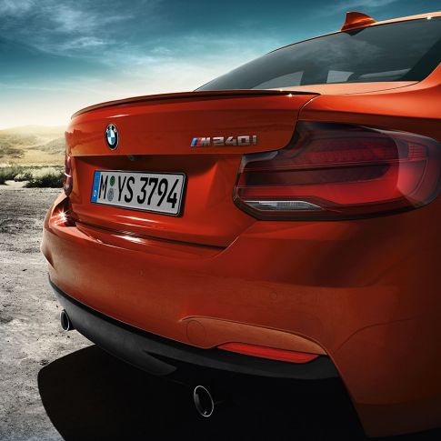 Oblika zadka BMW M240i Coupé Oblika zadka BMW M240i Coupé F22 2017, kovinska barva Sunset Orange, tričetrtinski pogled od zadaj