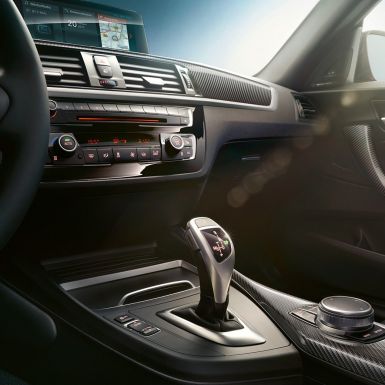 Prestavna ročica v BMW M240i Coupé Prestavna ročica v BMW M240i Coupé F22 2017, notranjost